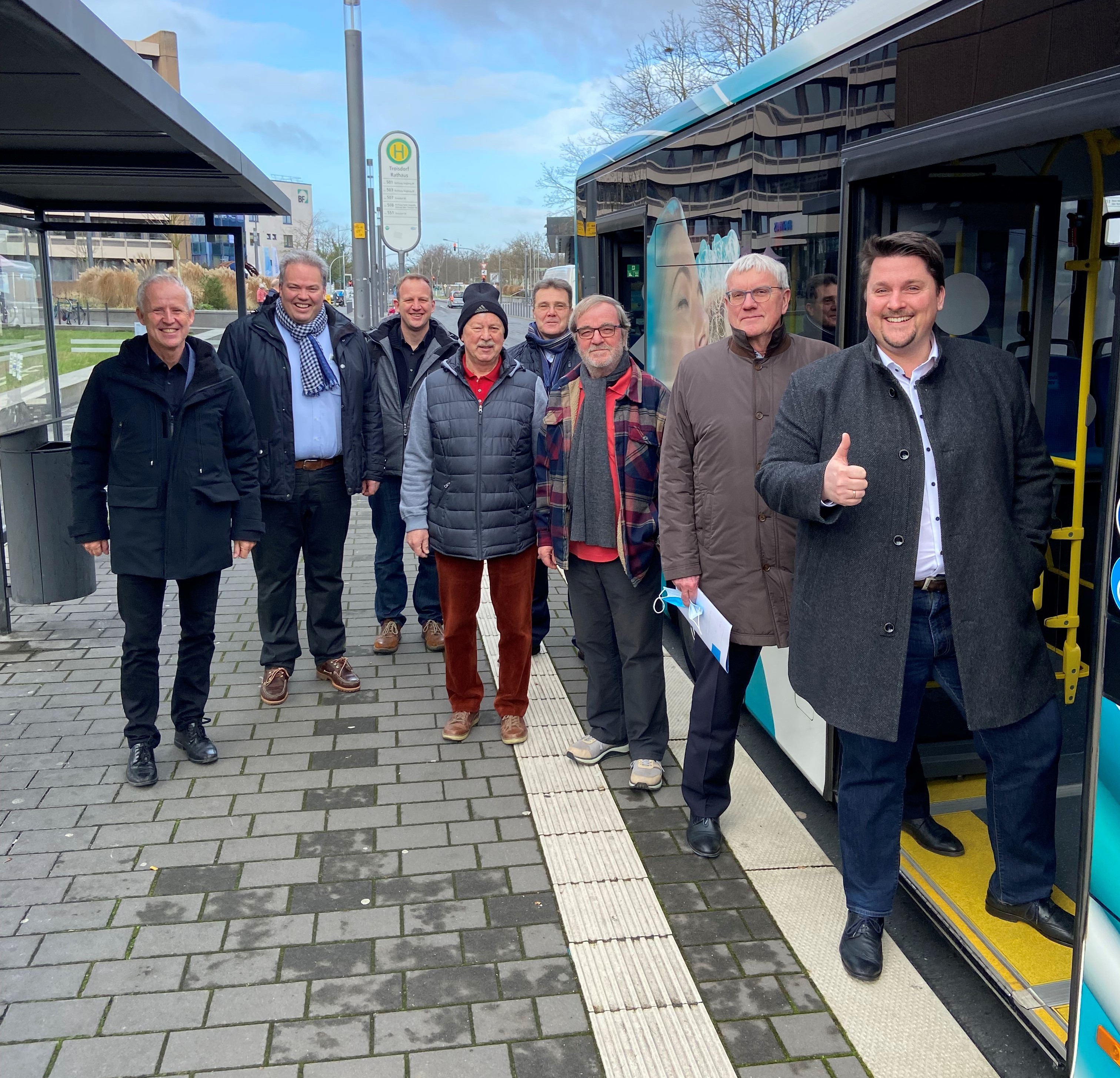 Ortstermin an der barrierefreien Bushaltestelle vor dem Rathaus mit Walter Schaaf, Marcus Kitz, Dr. Christoph Groneck, Rolf Wetzel, Volker Otto, Horst Oberhaus, Sebastian Schuster und Alexander Biber (v.l.n.r.)