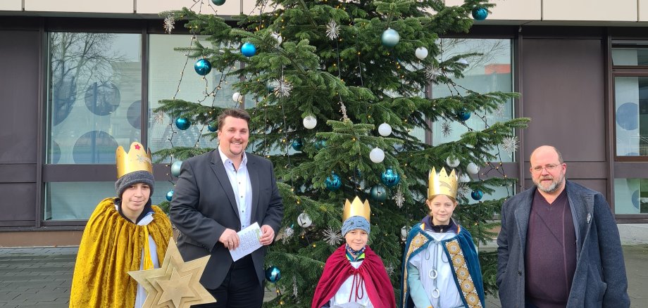 Pastoralreferent Friedhelm Hohenhorst die Sternsinger Matti Lennard und Janne und BM Alexander Biber 