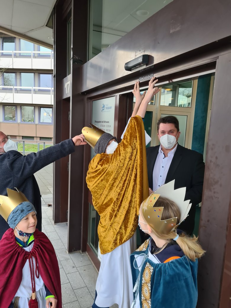 Pastoralreferent Friedhelm Hohenhorst die Sternsinger Matti Lennard und Janne und BM Alexander Biber 
