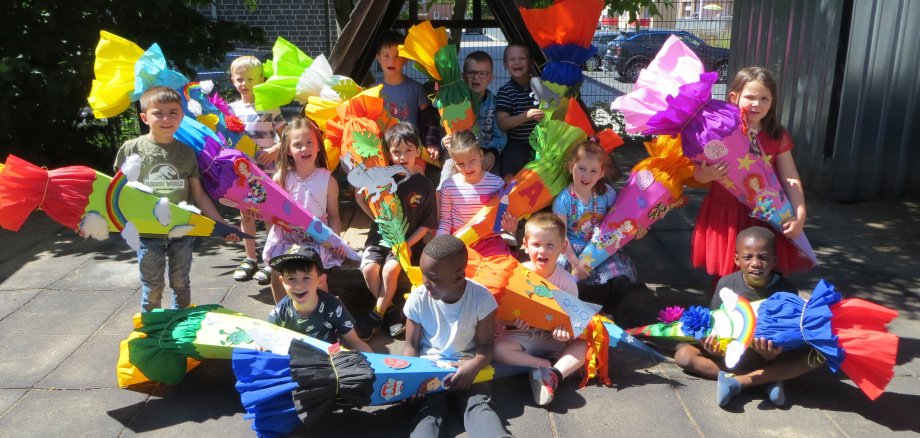 Kinder haben Schultüten gebastelt.