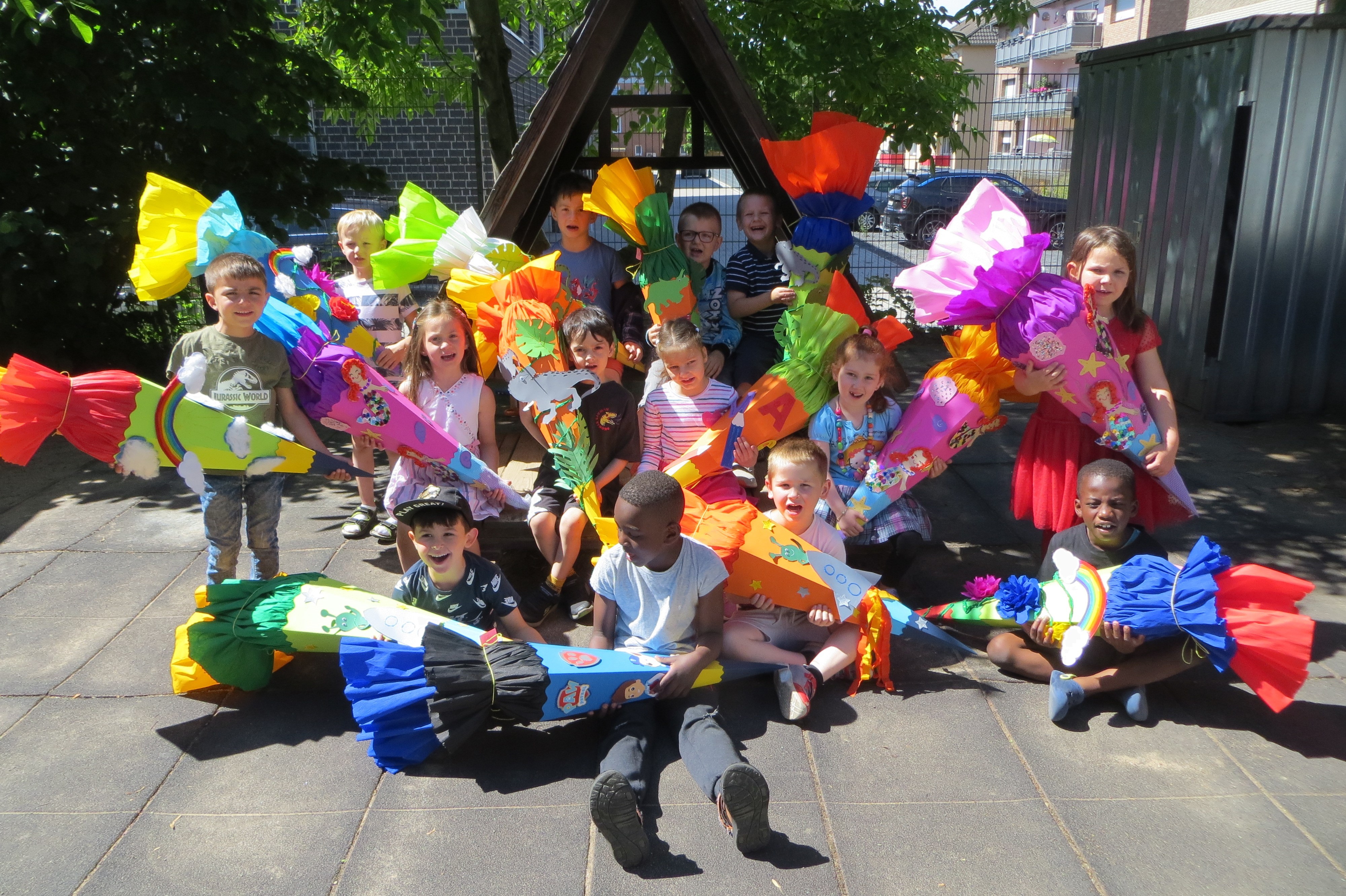 Kinder haben Schultüten gebastelt.