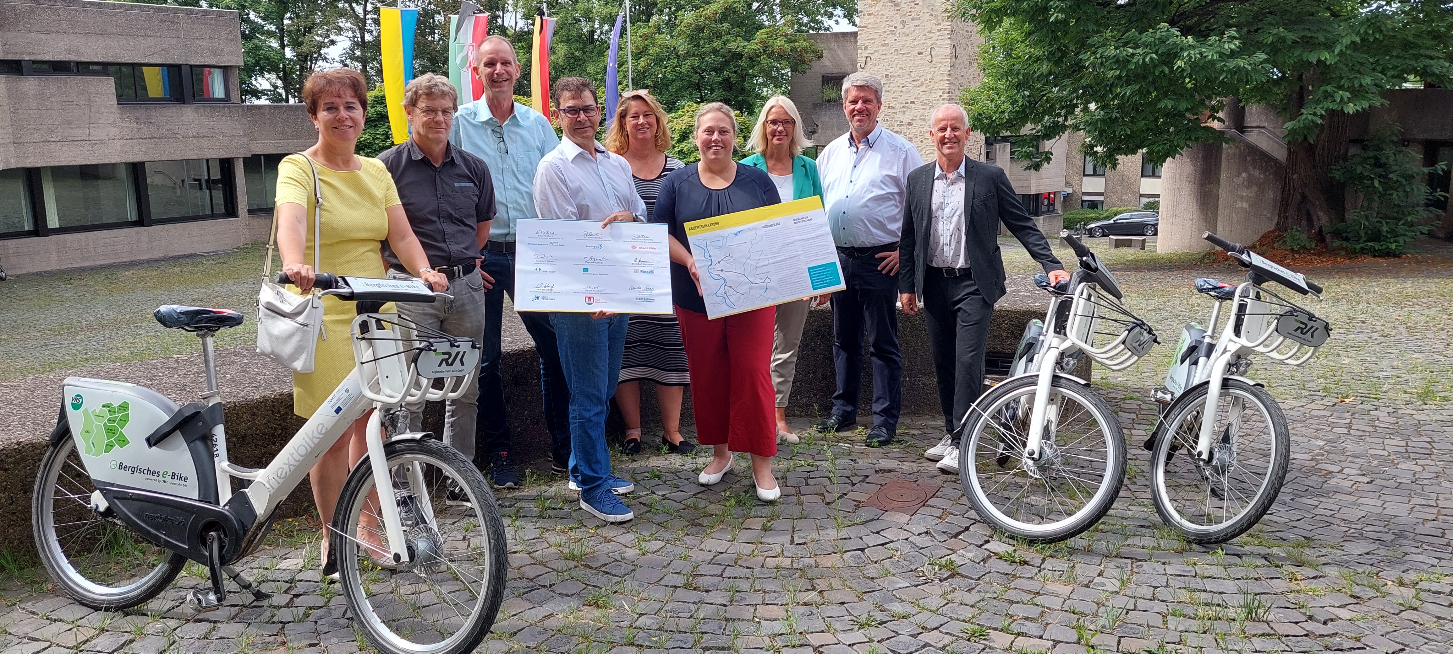 Walter Schaaf (r.), Technischer Beigeordneter der Stadt Troisdorf, unterzeichnete in Bergisch Gladbach die Absichtserklärung zur Umsetzung des Planungsleitfadens im Projekt RadPendlerRouten 