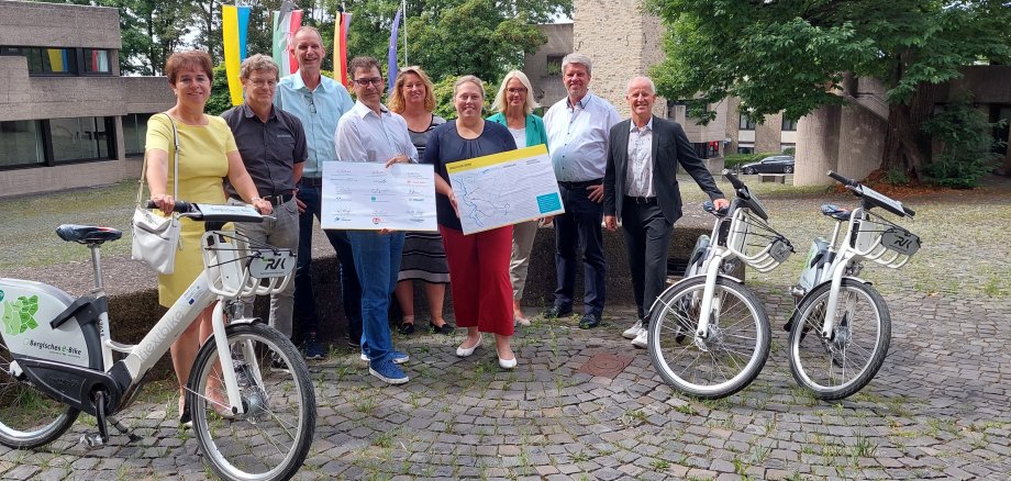 Walter Schaaf (r.), Technischer Beigeordneter der Stadt Troisdorf, unterzeichnete in Bergisch Gladbach die Absichtserklärung zur Umsetzung des Planungsleitfadens im Projekt RadPendlerRouten 