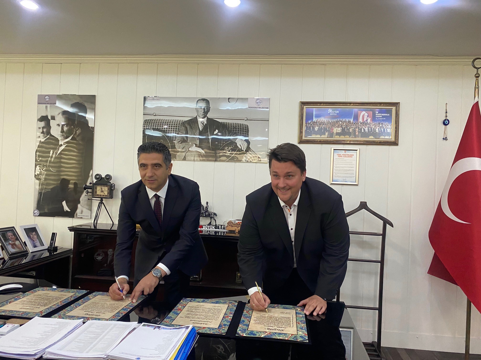 Partnerschaft besiegelt: die Bürgermeister Mustafa Kayalar und Alexander Biber