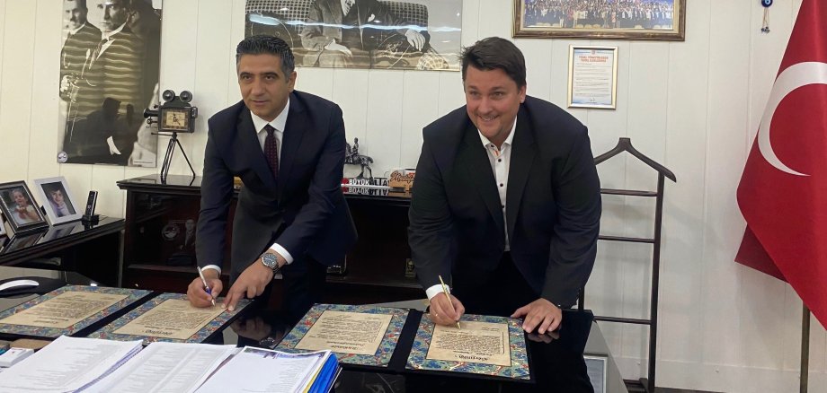 Partnerschaft besiegelt: die Bürgermeister Mustafa Kayalar und Alexander Biber