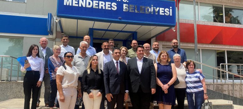 Die Delegationen vor dem Rathaus in Menderes.