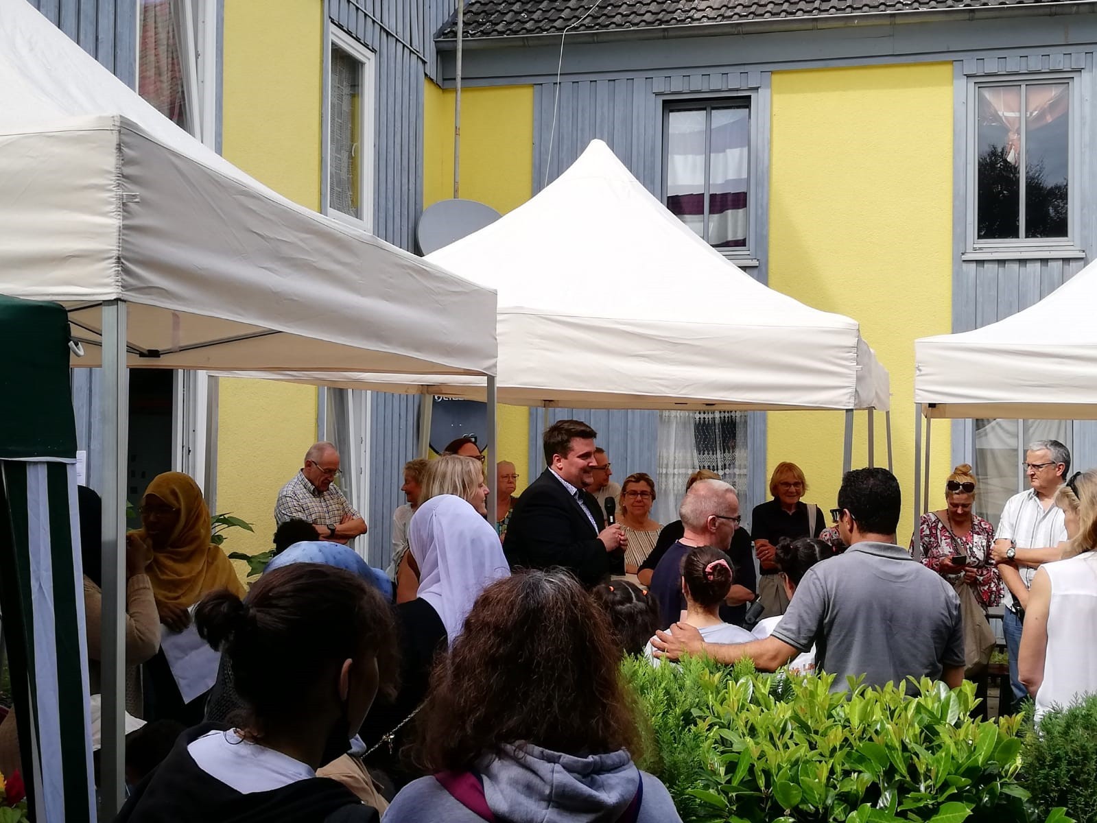 Bürgermeister Biber begrüßt die Gäste in Haus Oberlar. 