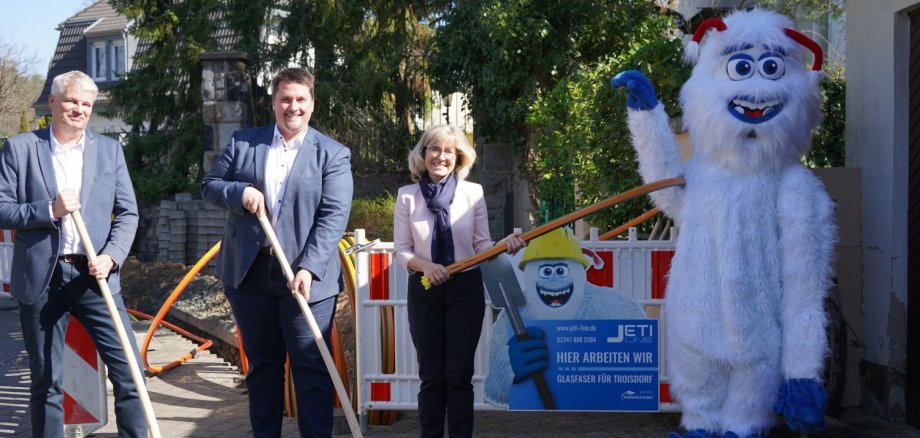 Andrea Vogt und Michael Roelofs mit Bürgermeister Biber und "Jeti".