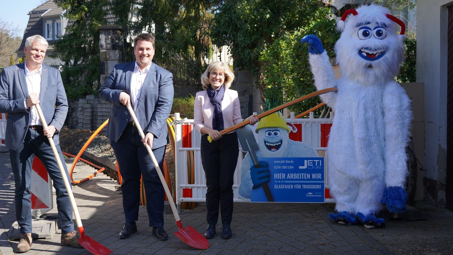 Andrea Vogt und Michael Roelofs mit Bürgermeister Biber und "Jeti". Andrea Vogt und Michael Roelofs mit Bürgermeister Biber und "Jeti".