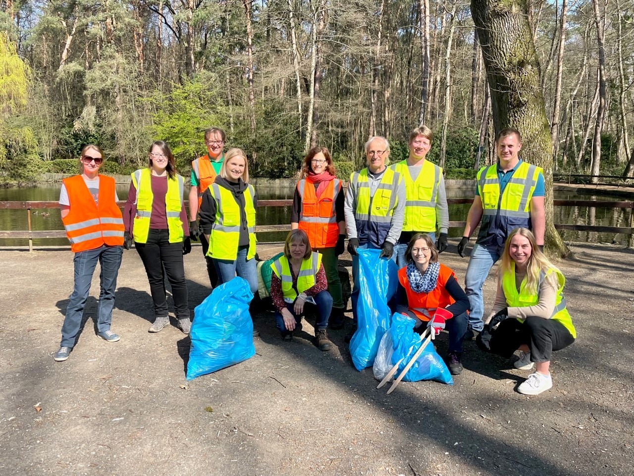 Mitarbeiter*innen des Umweltamtes beim Saubermachen rund um die Burg.