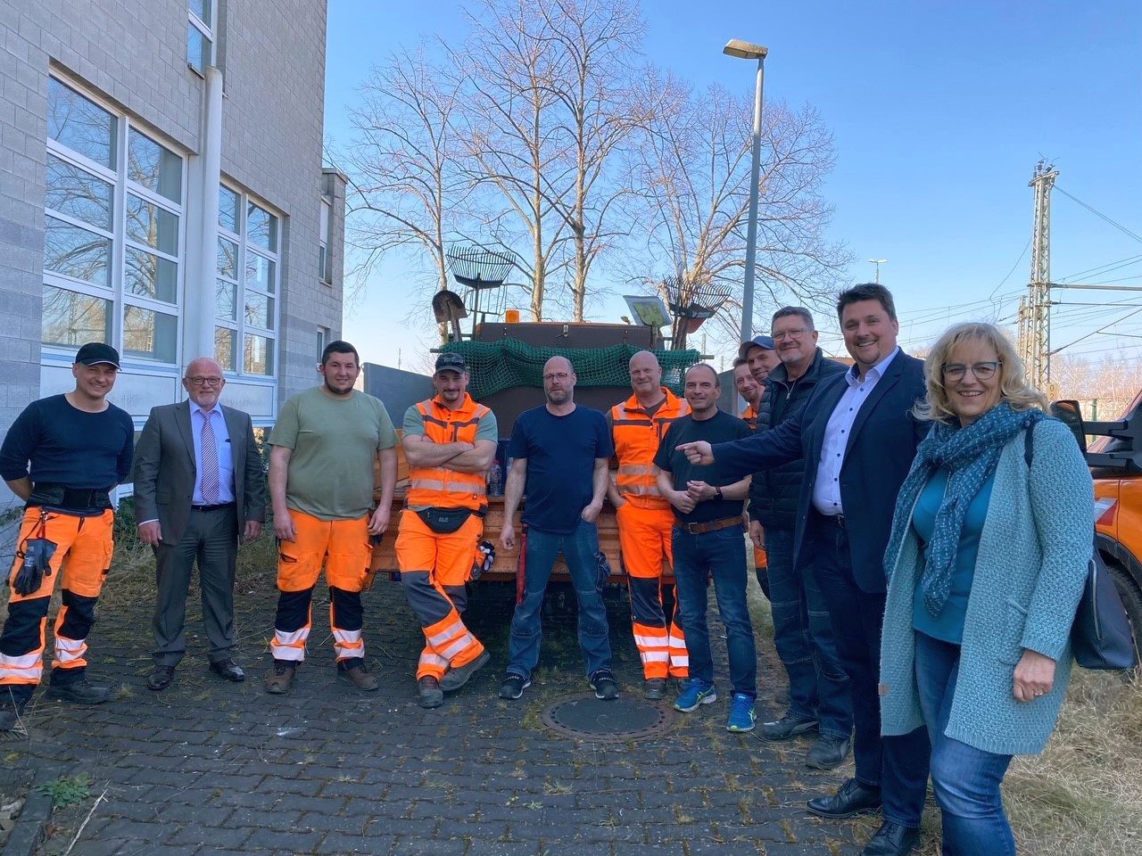 Bürgermeister Alexander Biber mit dem Helfer-Team aus dem Sozial-, Wohnungs- und Integrationsamt, dem städtischen Bauhof und dem Zentralen Gebäudemanagement, die in Oberlar innerhalb kürzester Zeit eine Unterkunft für zunächst 100 Menschen einrichten