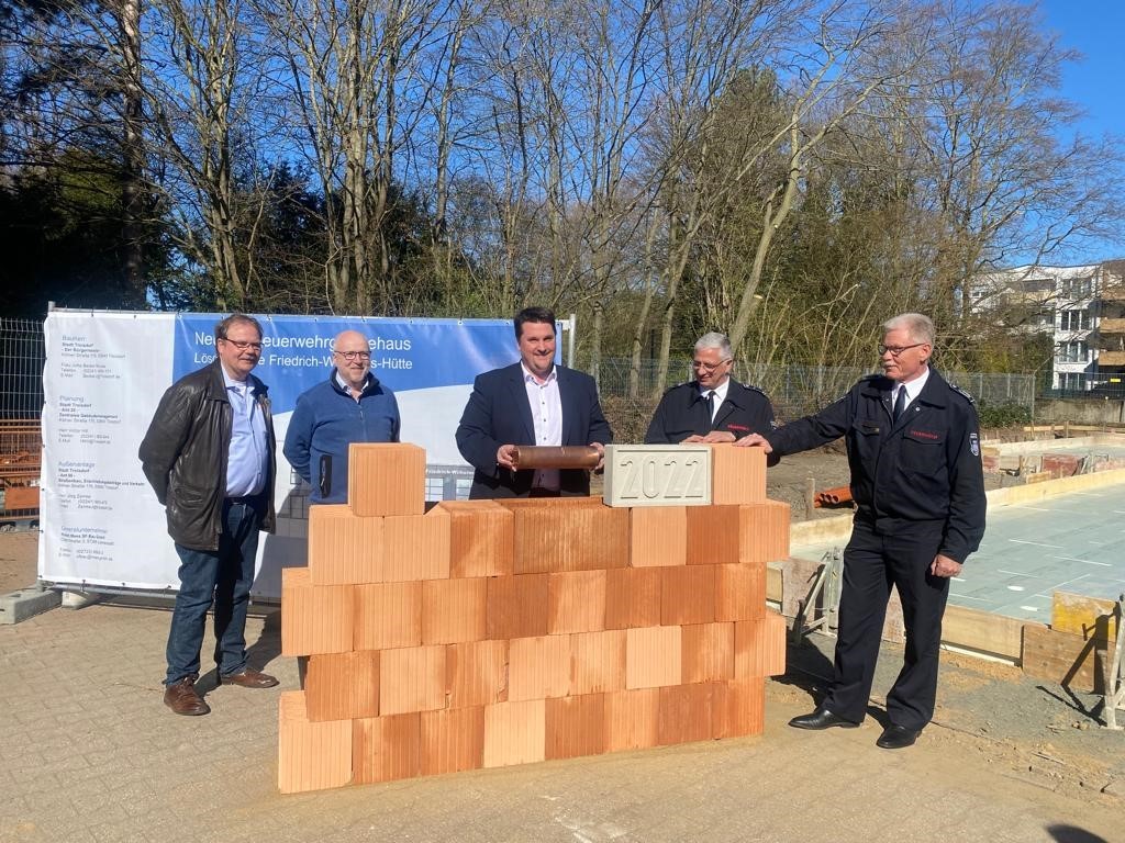 Grundsteinlegung für das Feuerwehrhaus auf der Hütte mit Bürgermeister Biber (mitte).