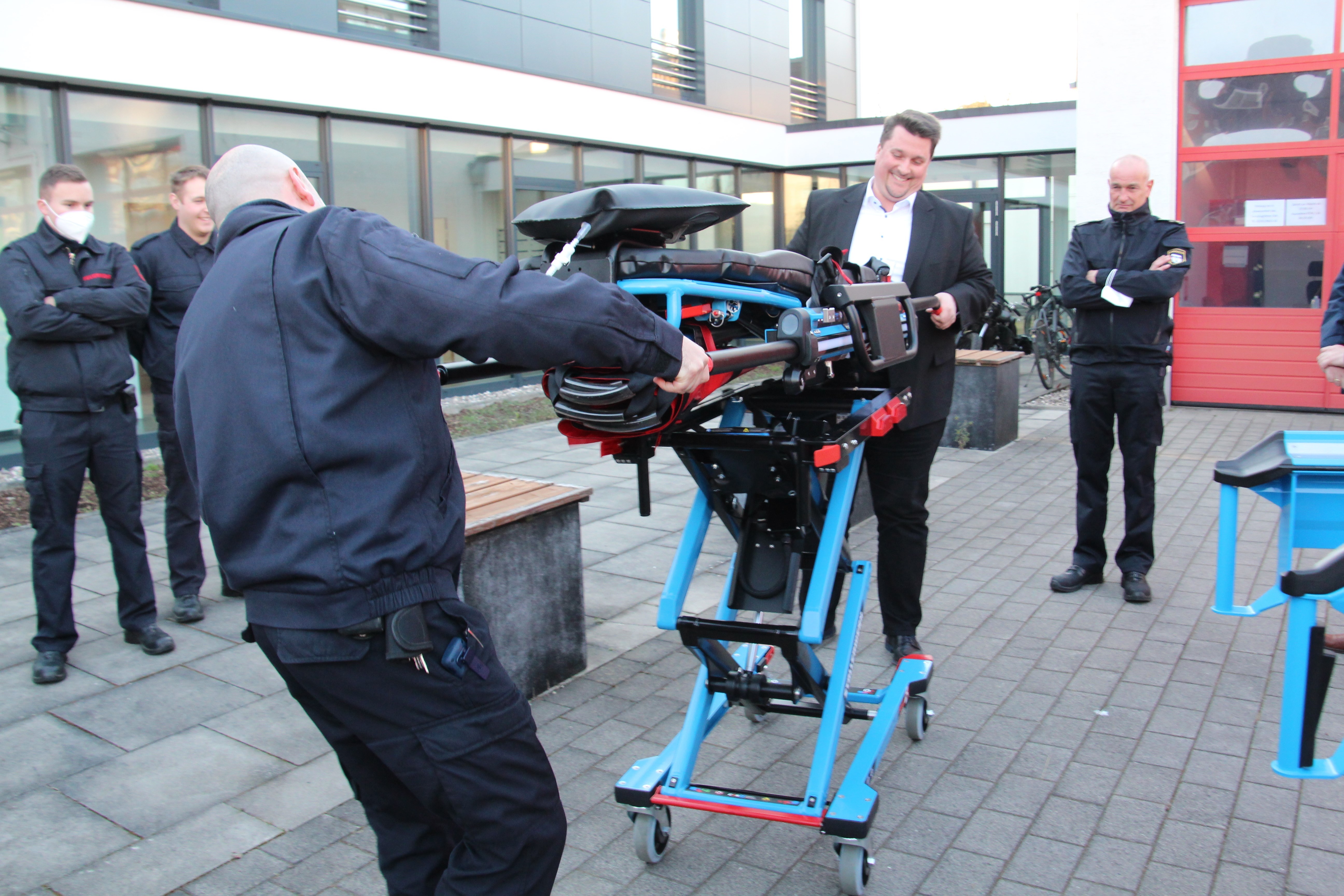 Bürgermeister Biber lässt sich die Funktion der modernen Ausstattung des RTW zeigen. 