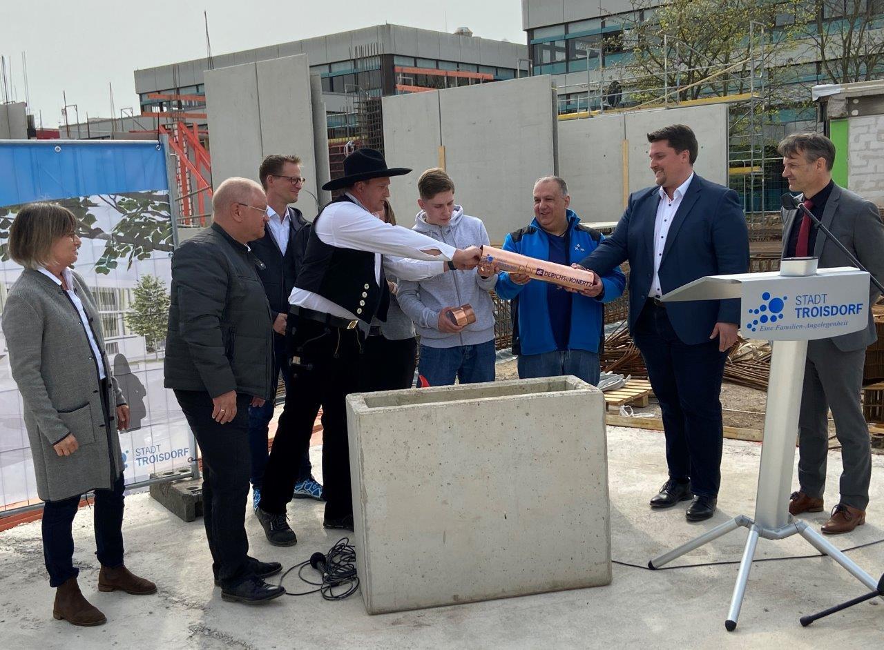 Bei der Grundsteinlegung (v.l.n.r.): Kirsten Heinrichs, Michael Mäder, Thomas Laudor, Niels Othmer, Lukas Genähr, Filos Tseliopoulos, Alexander Biber und Raymond Liebe