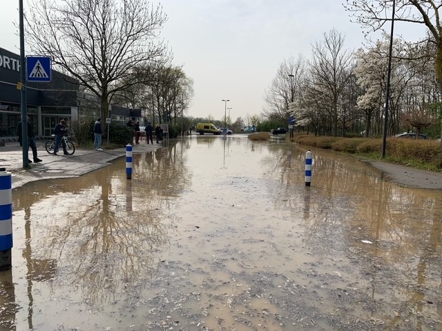 Rohrbruch vor der Eissporthalle
