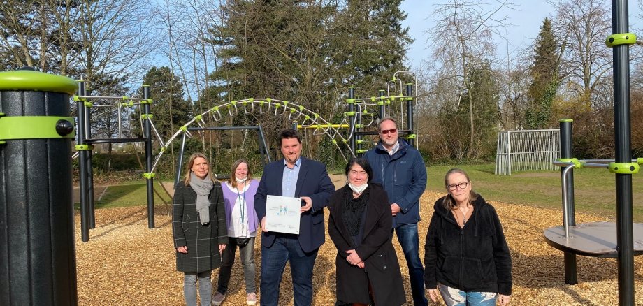 Bürgermeister Alexander Biber mit Vertreten der Schule und der Stadtverwaltung vor den neuen Spielgeräten der Trogata an der Spicher Sternenschule