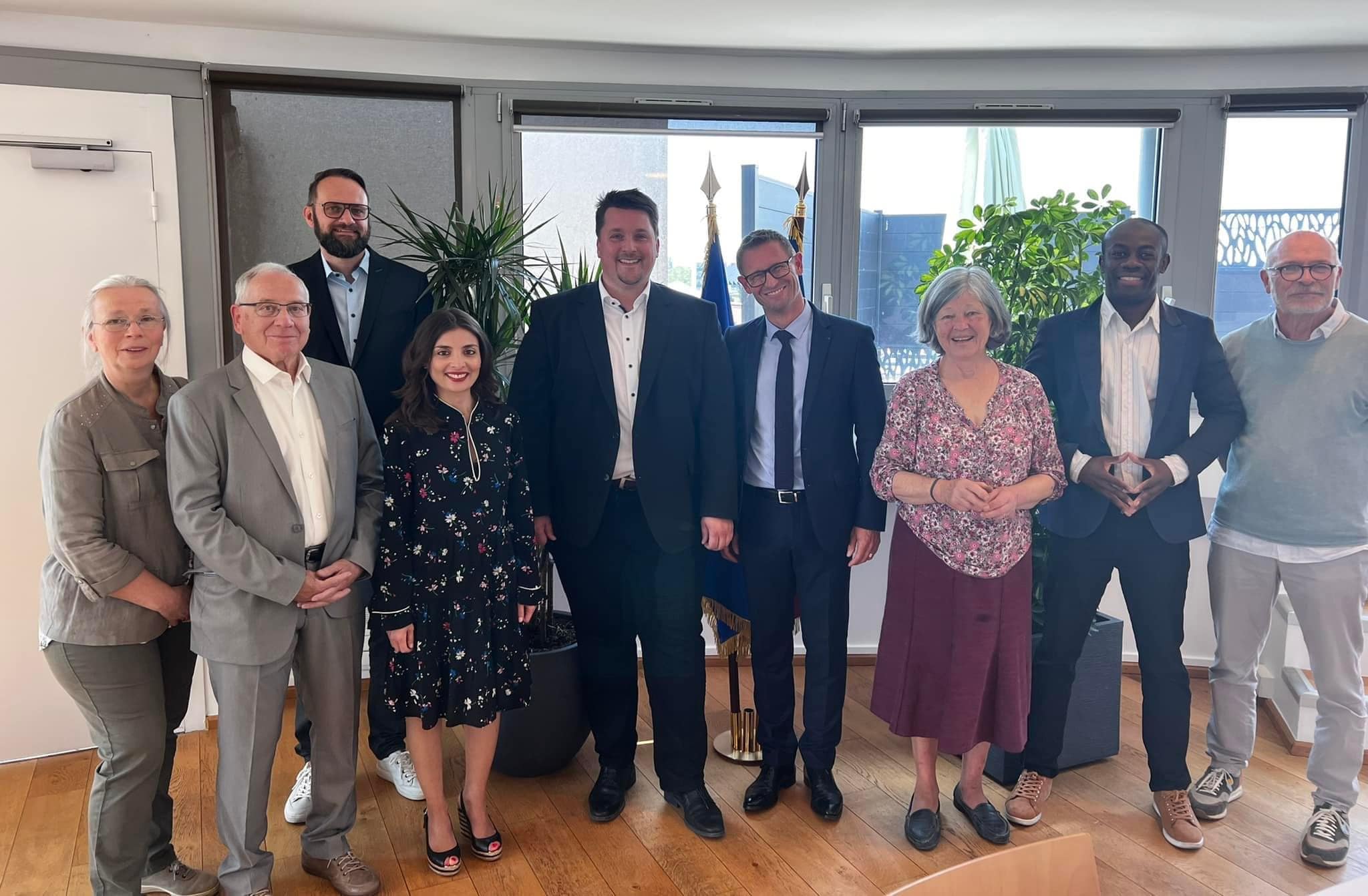 Herzlicher Empfang in der Troisdorfer Partnerstadt Evry (v.l.n.r.): Bogda und Christian Olivier, Andreas Dellbrügge, Najwa El Haïté, Bürgermeister Alexander Biber, Bürgermeister Stephane Beaudet, Christiane Junge, Alban Bakary und Michel Desbruyères