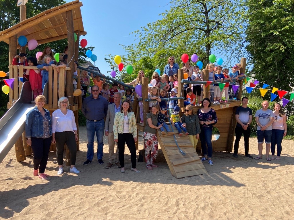 Über ein Spielschiff im Außenbereich freuen sich die Kinder in der städtischen Kita Rathausstraße in Sieglar. 