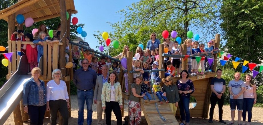 Über ein Spielschiff im Außenbereich freuen sich die Kinder in der städtischen Kita Rathausstraße in Sieglar. 