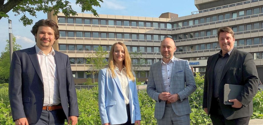 Thorsten Glabsch, Julia Küker, Sebastian Befeld und Bürgermeister Alexander Biber (v.l.n.r.) begleiten und leiten den Smart City Prozess in Troisdorf 