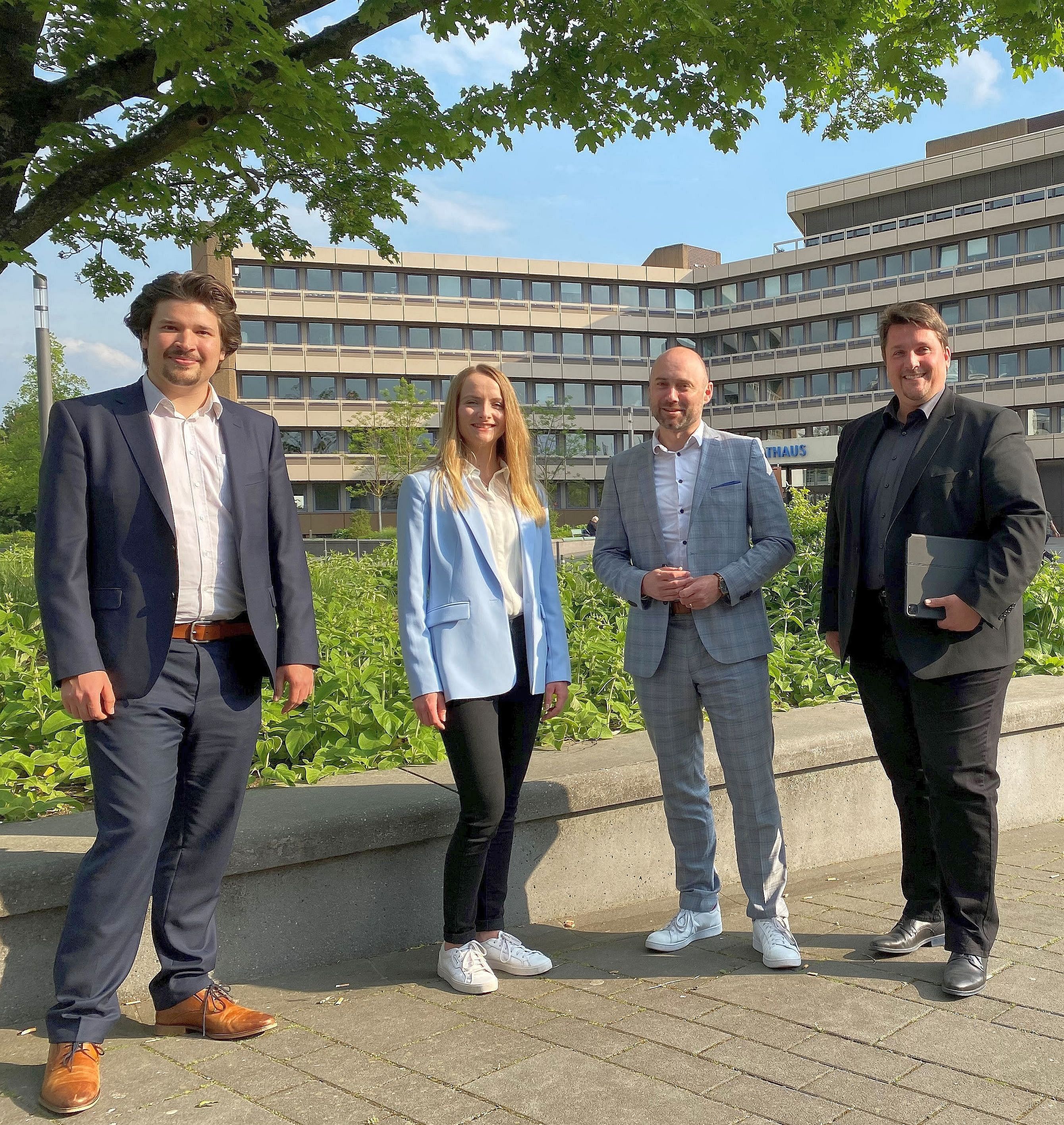 Thorsten Glabsch, Julia Küker, Sebastian Befeld und Bürgermeister Alexander Biber (v.l.n.r.) begleiten und leiten den Smart City Prozess in Troisdorf  Thorsten Glabsch, Julia Küker, Sebastian Befeld und Bürgermeister Alexander Biber (v.l.n.r.) begleiten und leiten den Smart City Prozess in Troisdorf