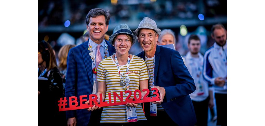 Kanu Athletin Isabelle Schildheuer (mitte) gemeinsam mit SOI Vorstand Timothy Shriver (links) und Trainer Thomas Gindra (Tischtennis). Foto: SOD/Sascha Klahn