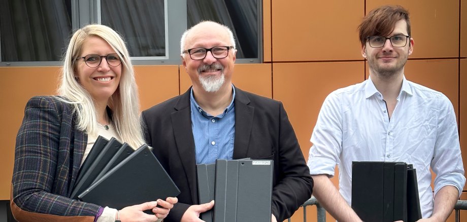 v.l. Die Leiterin des Schulverwaltungs- und Sportamtes Simone Duggan, Schulleiter Ralf Wermter und Schul-IT-Manager Jens Potocnik