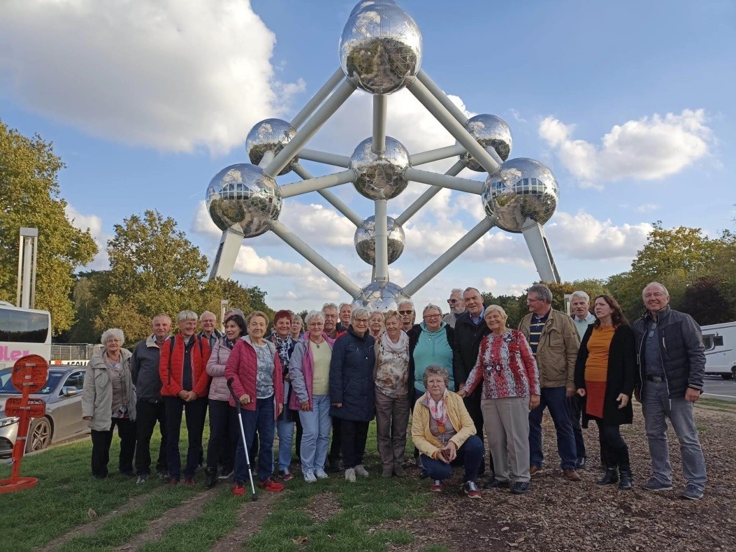 Einige Mitglieder des Troisdorfer und Heidenauer Städtepartnerschafts- verein vor dem Atomium