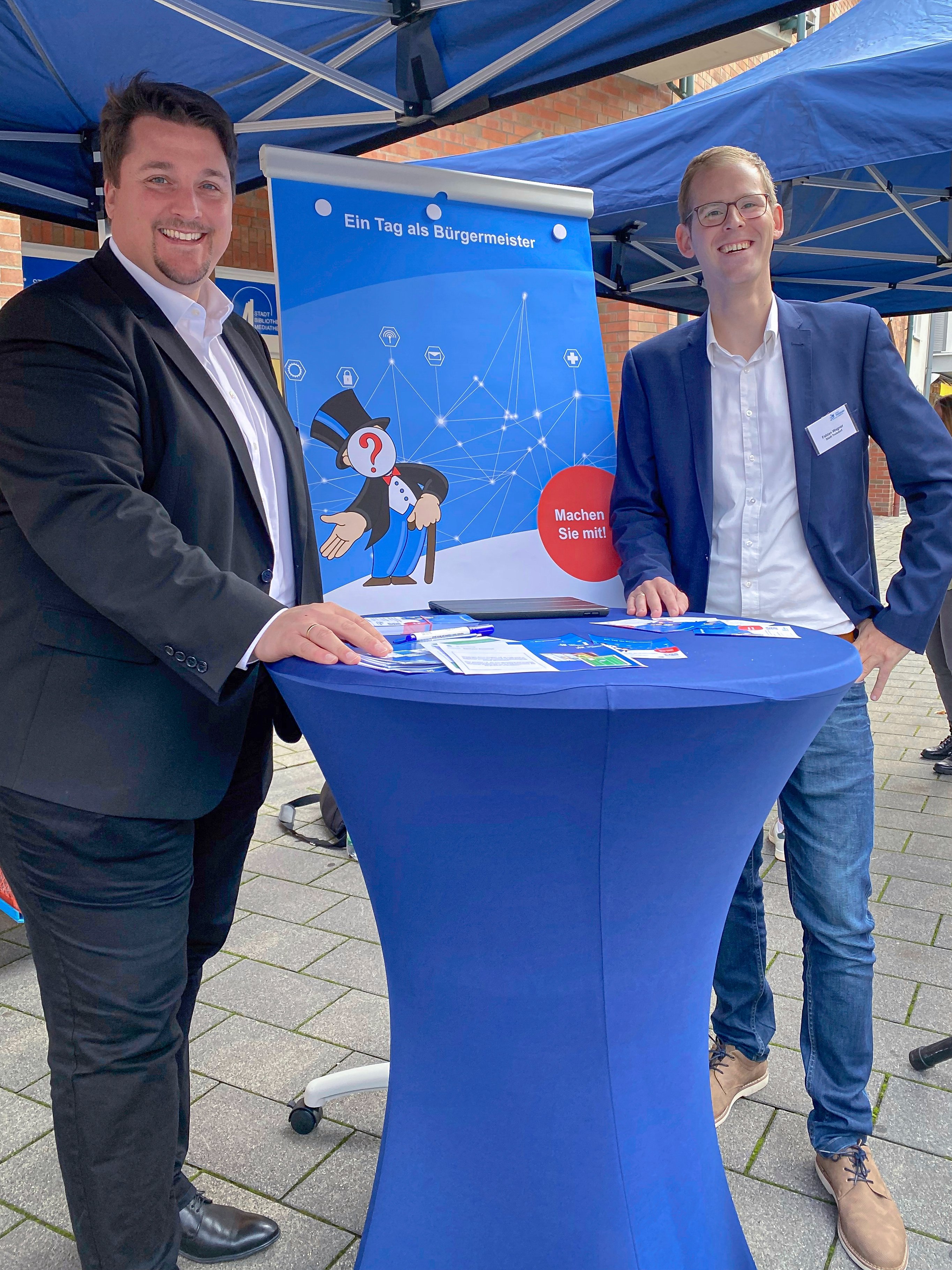 Bürgermeister Alexander Biber und Digitalisierungsbeauftragter Fabian Wagner am Mitmachstand Bürgermeister Alexander Biber und Digitalisierungsbeauftragter Fabian Wagner am Mitmachstand
