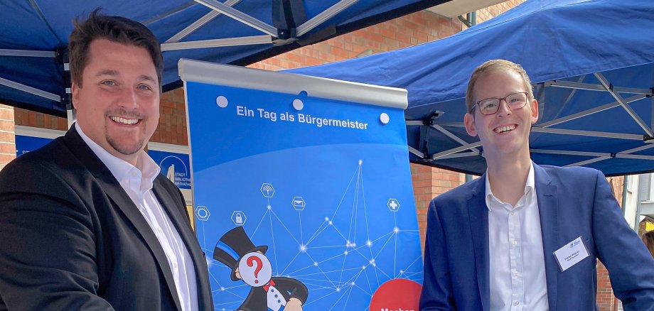 Bürgermeister Alexander Biber und Digitalisierungsbeauftragter Fabian Wagner am Mitmachstand