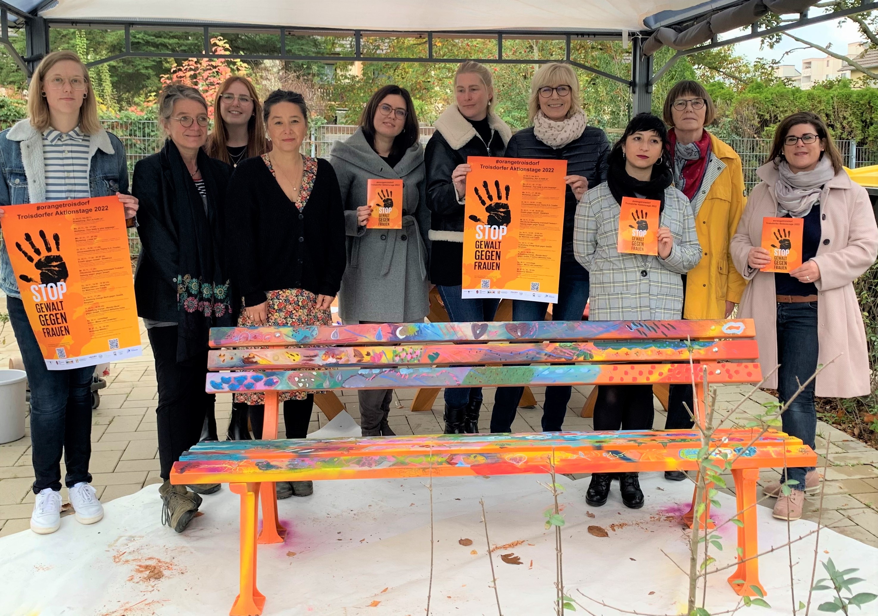 Die Initiatorinnen der Troisdorfer Aktionstage gegen Gewalt stellten das Veranstaltungsprogramm und die orange Bank gegen Gewalt vor, die derzeit von Frauen aus dem Frauenhaus gestaltet wird. Die Bank wird am 25.11. zunächst im Stadtteilpark Lahnstraße in Friedrich-Wilhelms-Hütte aufgestellt.  