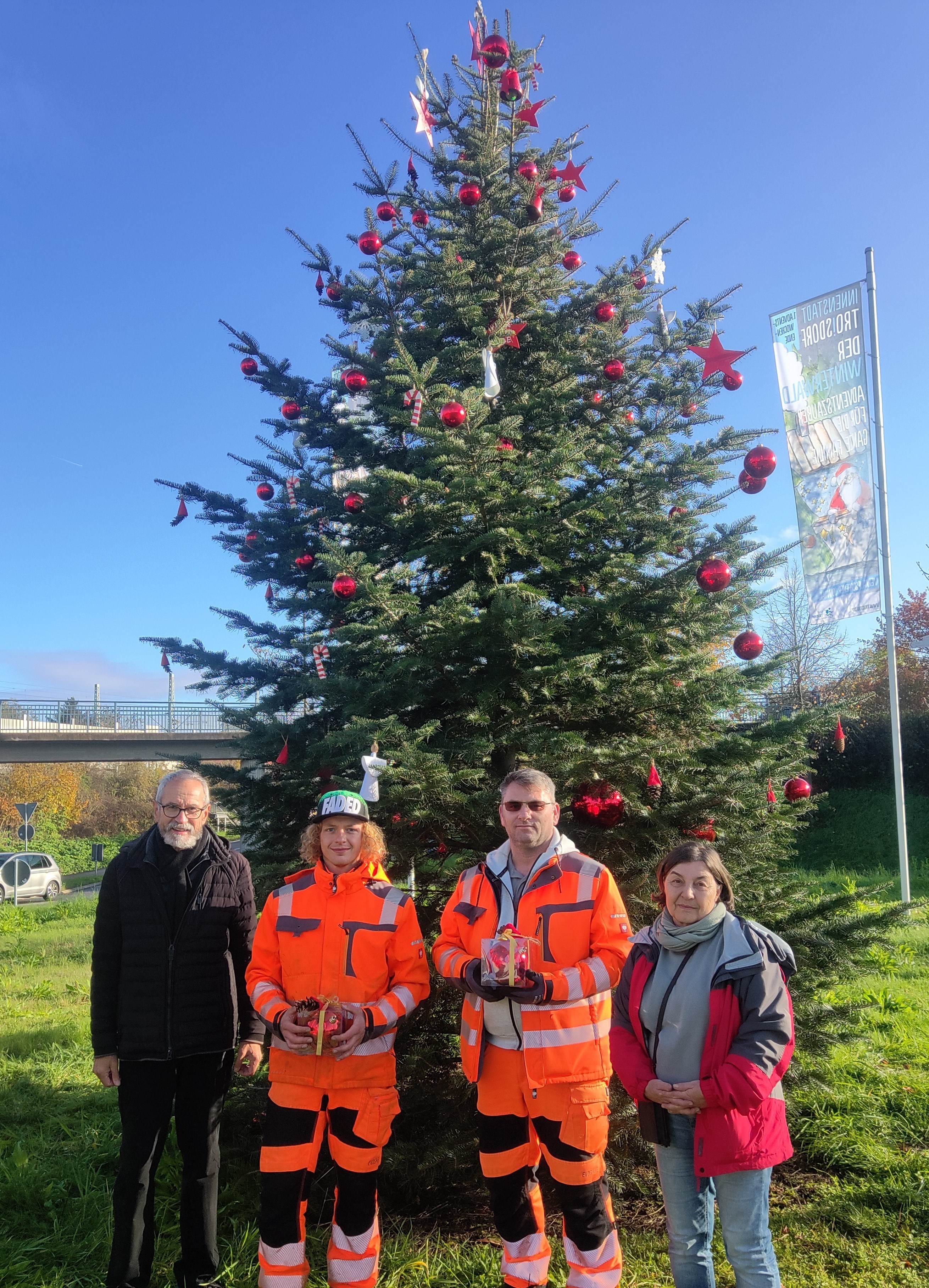 v.l.: Rudolf Eich (Ortsvorsteher),  Mitarbeiter des Grünflächenamtes,  Kerstin Schnitzker-Scholtes