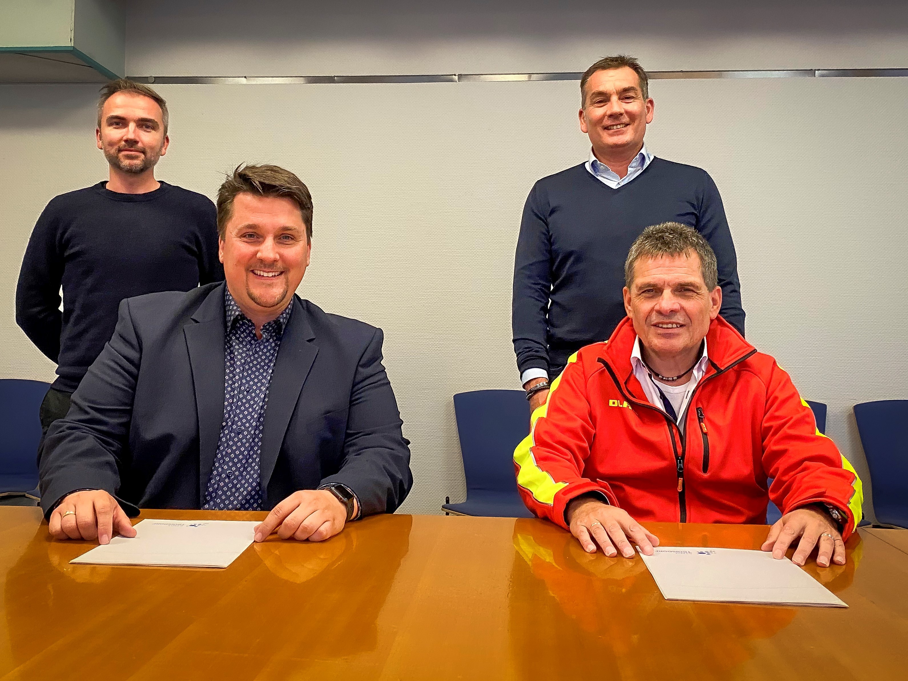 Oliver Kosmalla, Bürgermeister Alexander Biber Markus Eich und DLRG-Bezirksleiter Bruno Schöneberg bei der Unterzeichnung der Kooperationsvereinbarung im Rathaus