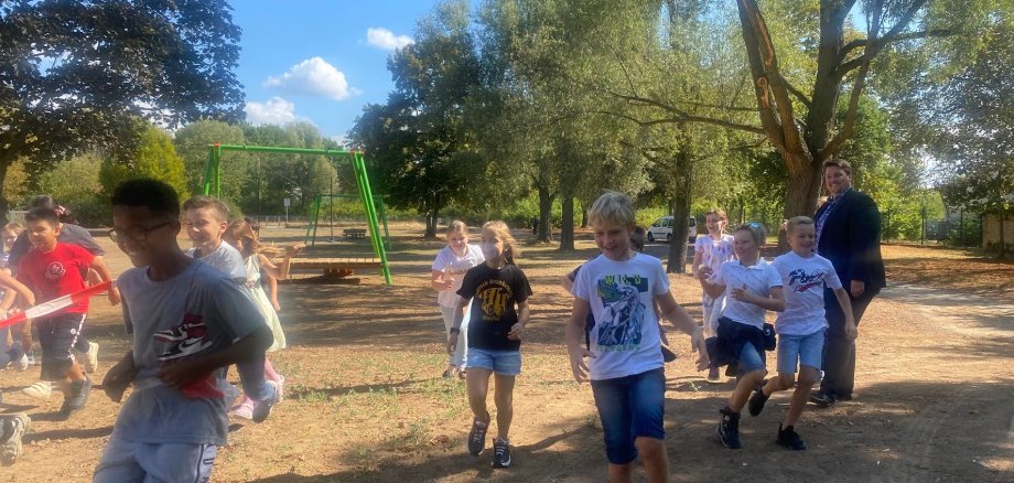 Begeistert nehmen die Oberlarer Grundschüler ihren neuen Spielplatz in Besitz