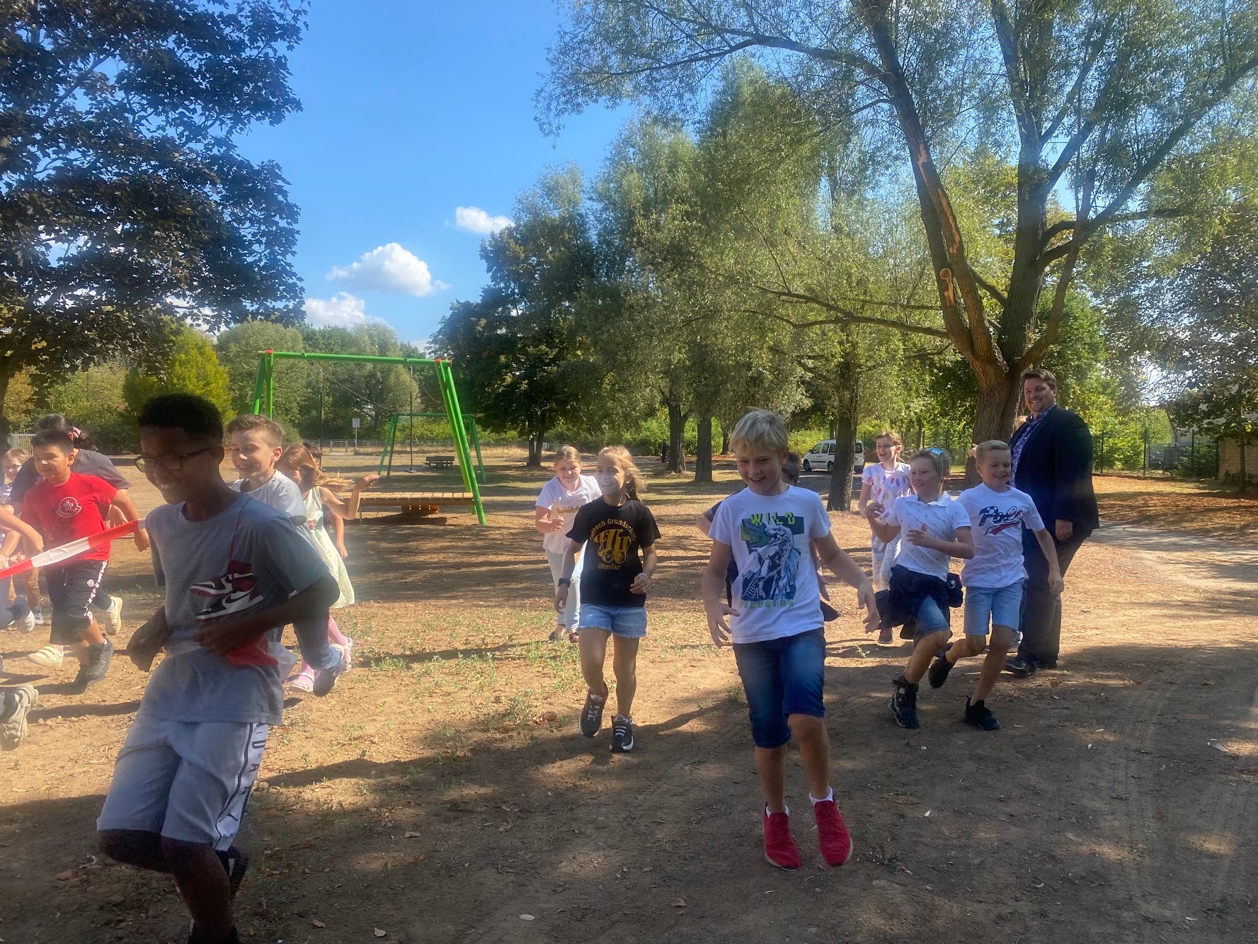 Begeistert nehmen die Oberlarer Grundschüler ihren neuen Spielplatz in Besitz