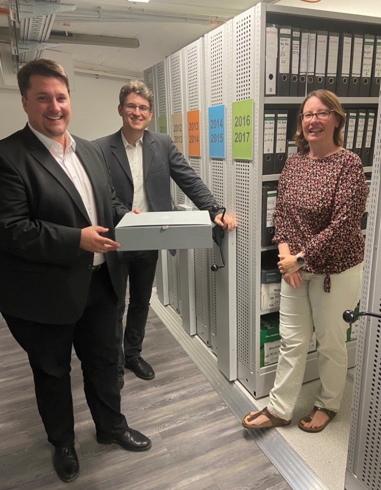 Bürgermeister Biber, Dr. Patt vom LVR und Archivleiterin Winter. 