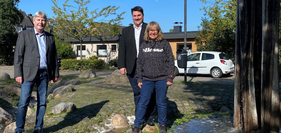 Ortsvorsteher Peter Lohr mit Ulrike Tesch und Bürgermeister Alexander Biber. 