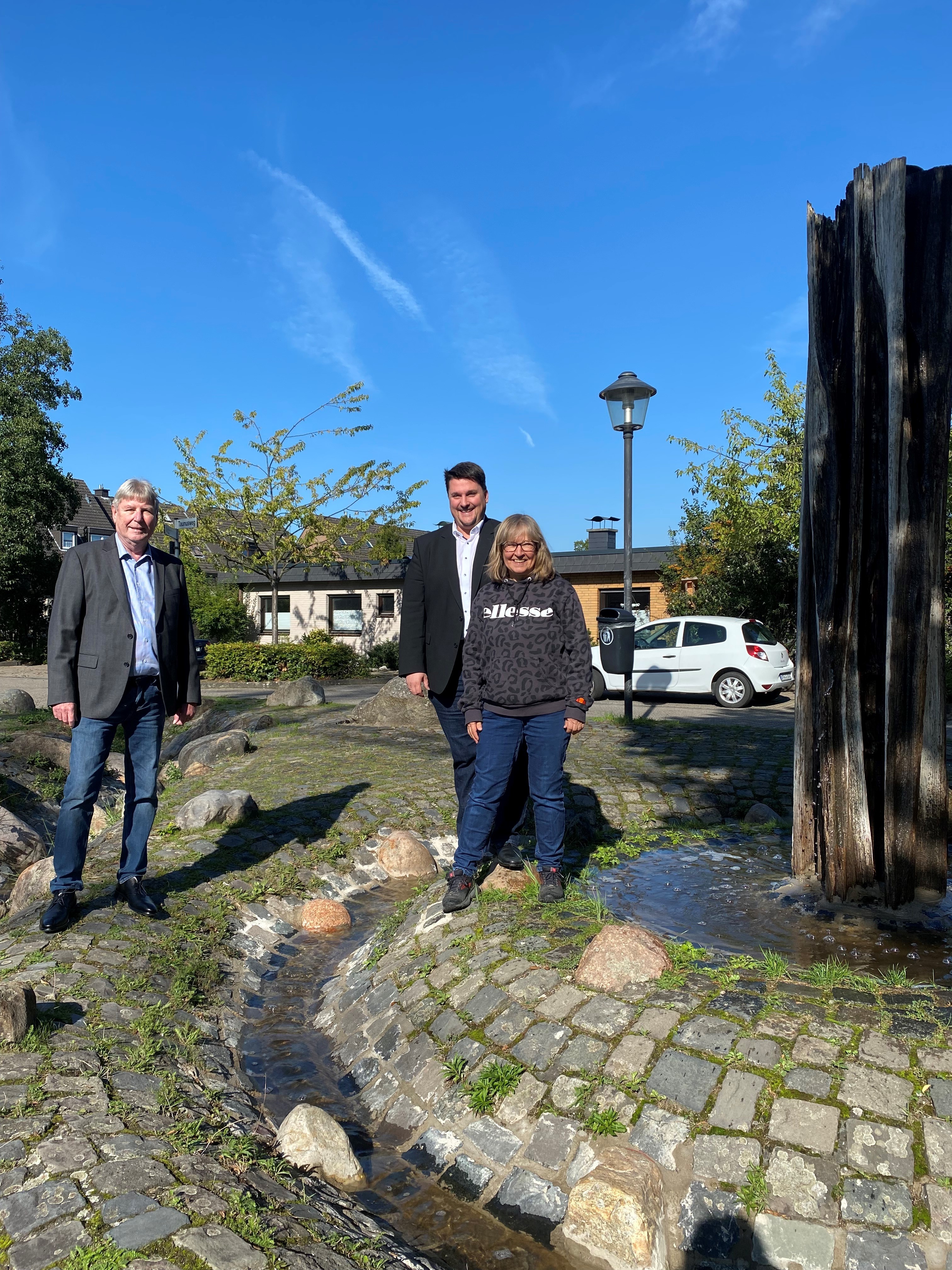 Ortsvorsteher Peter Lohr mit Ulrike Tesch und Bürgermeister Alexander Biber. 