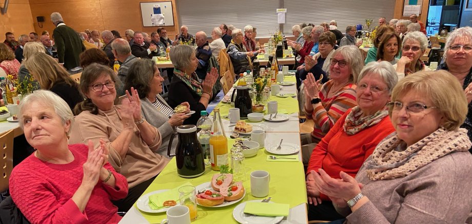 Einen entspannten Nachmittag verbrachten die Pensionär*innen der Stadtverwaltung Troisdorf in der Aula der Realschule Am Heimbach. 