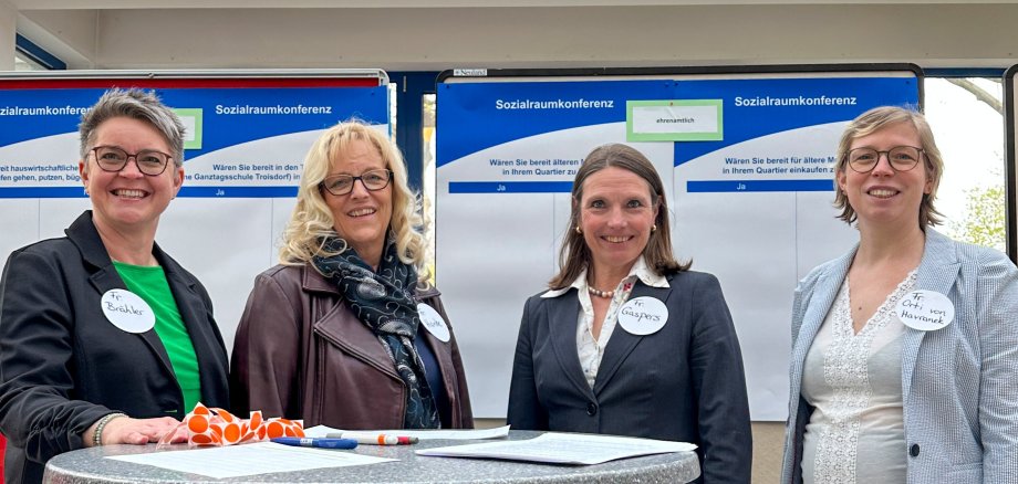 v.l. Michaela Brähler (Sozialamt), Ulrike Hanke (Amtleitung Amt für Soziales, Wohnen und Integration(Sozialamt)), 1. Beigeordnete Tanja Gaspers, Elena Orti Von Havranek (Sozialamt)