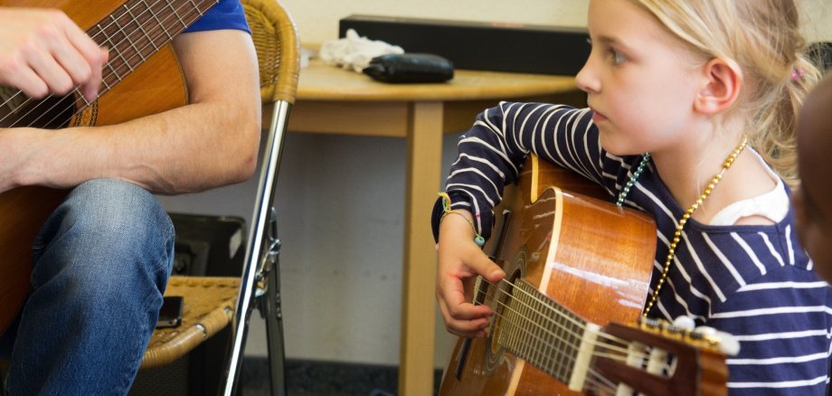 Mädchen mit Gitarre