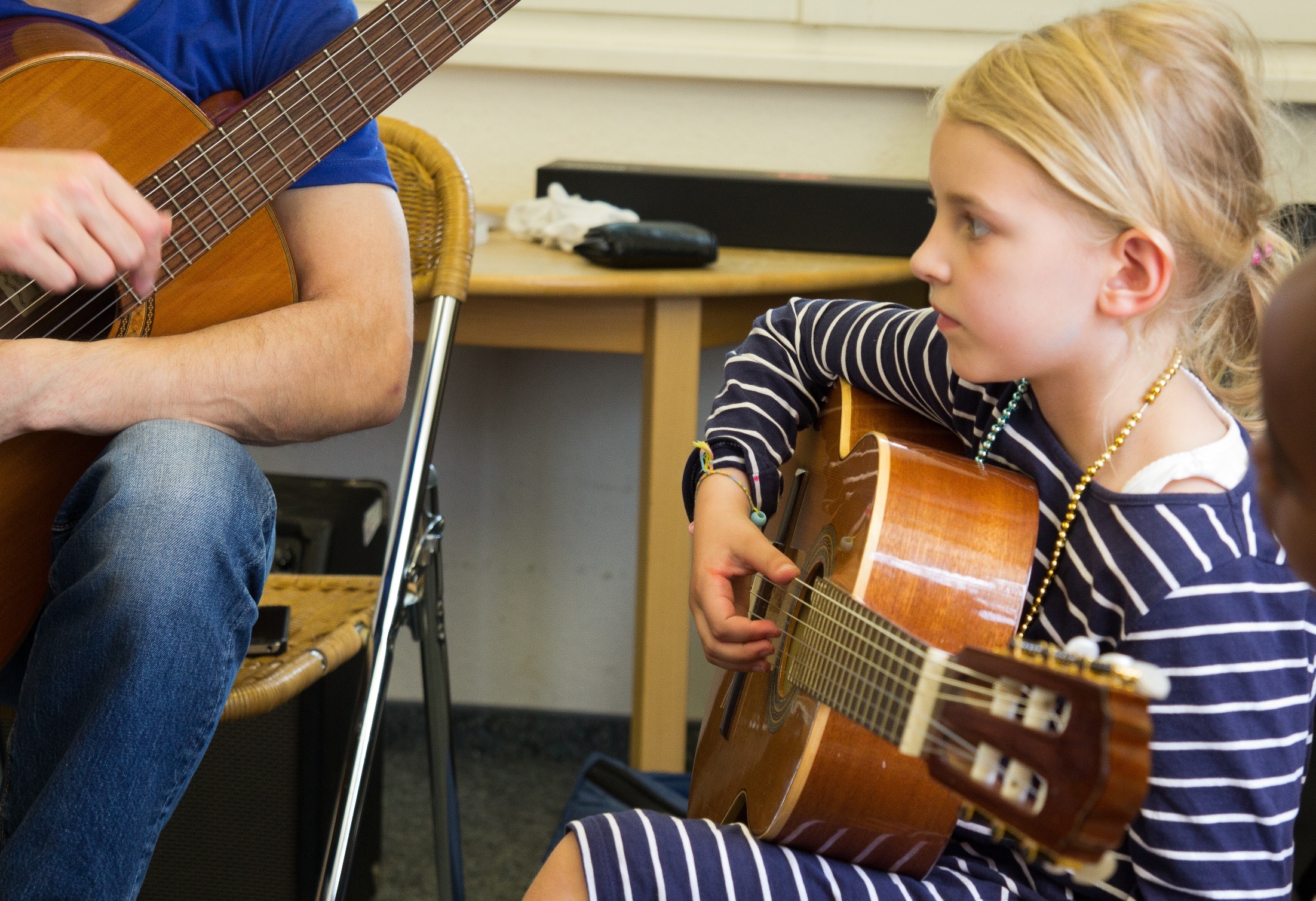 Mädchen mit Gitarre