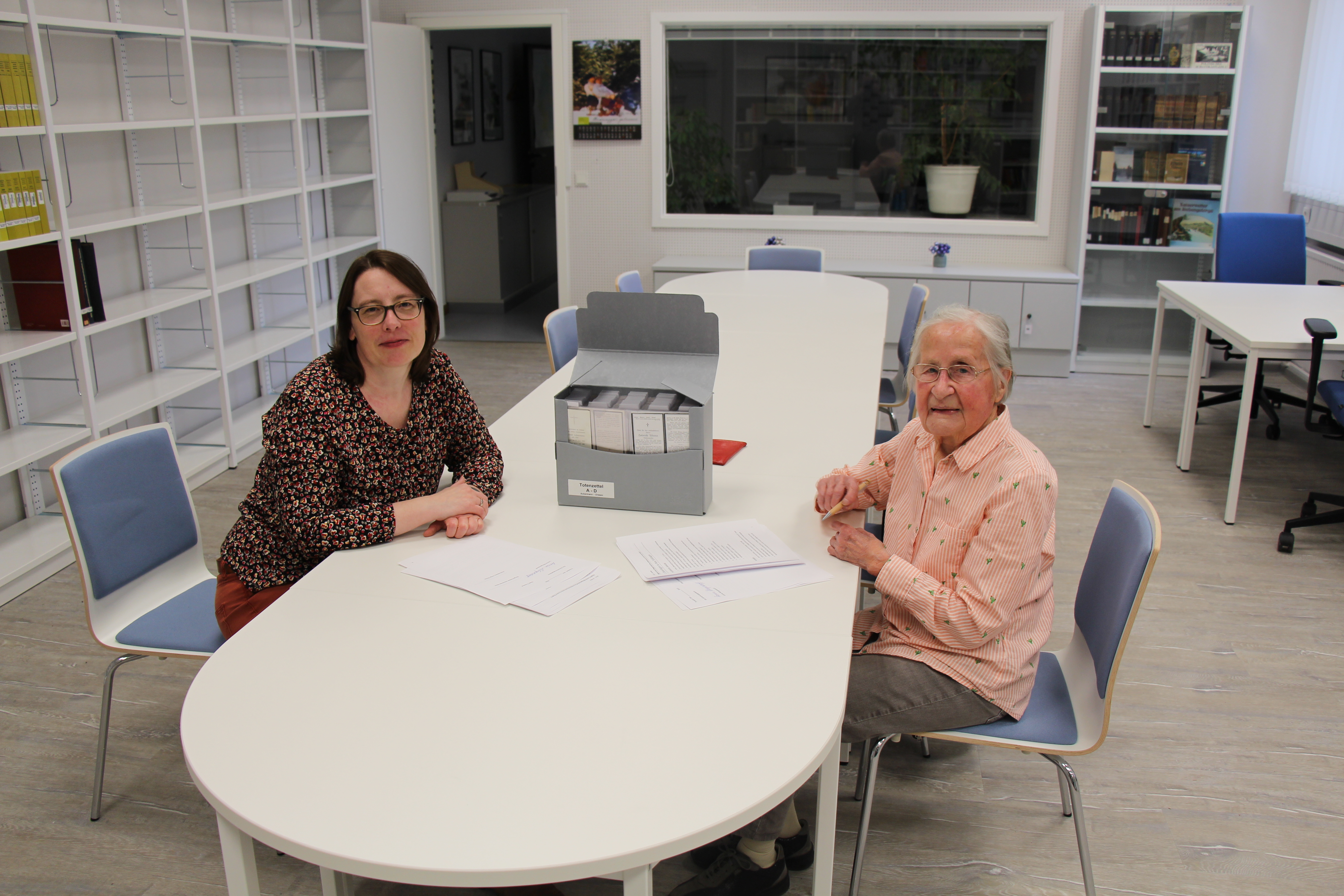Antje Winter (links) und Leonie Müngersdorff (rechts) im Januar 2023 bei einem Besuch im Stadtarchiv