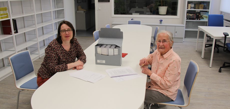 Antje Winter (links) und Leonie Müngersdorff (rechts) im Januar 2023 bei einem Besuch im Stadtarchiv