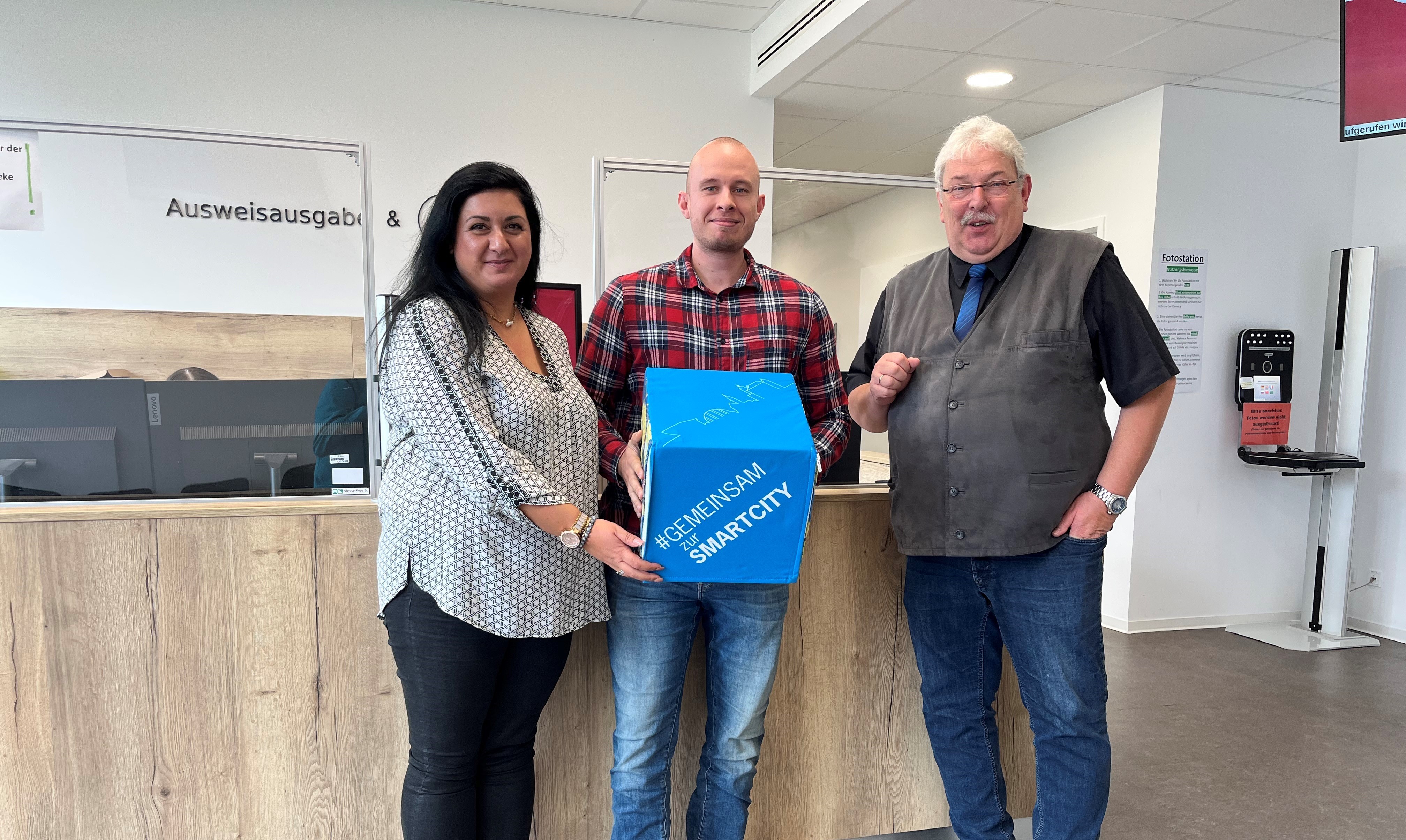 Werben für den Onlineantrag Bewohnerparken: V.l.n.r. Sofia Vavlas (Bürgeramt), Sebastian Glees (Stabsstelle Digitalisierung) und Udo Rodarius (Amtsleiter Standes- und Bürgeramt)