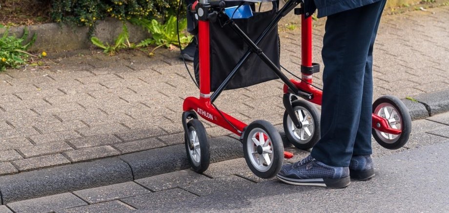 Rollator wird von dem Bordstein blockiert