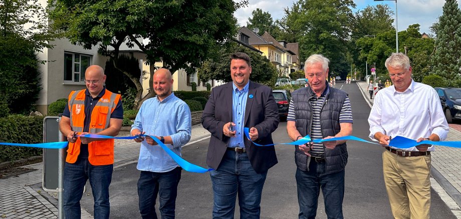 v.l. Bauleiter Harald Müller Rochholz, Waldemar Welz (Sachgebietsleiter Straßenbau der Stadt Troisdorf), Bürgermeister Alexander Biber, Anwohner Hans-Wilm Rodewald, Geschäftsführer bei Stadtwerke Troisdorf GmbH Michael Roelofs