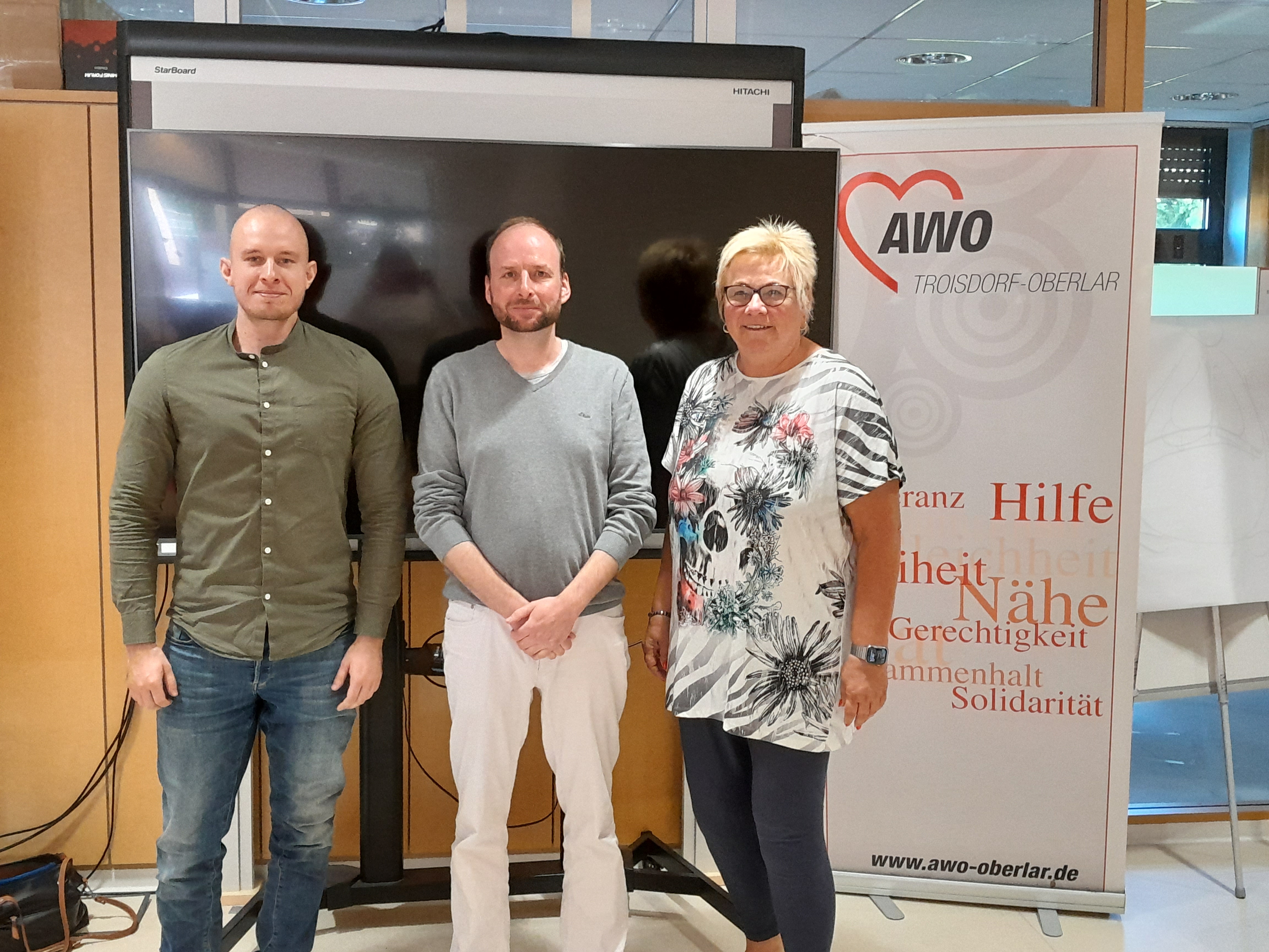 v.l. Sebastian Glees (Stabsstelle Digitalisierung, Raimund Schröter (Amt für Soziales, Wohnen und Integration) und Birgit Biegel (Vorsitzende der AWO Oberlar)