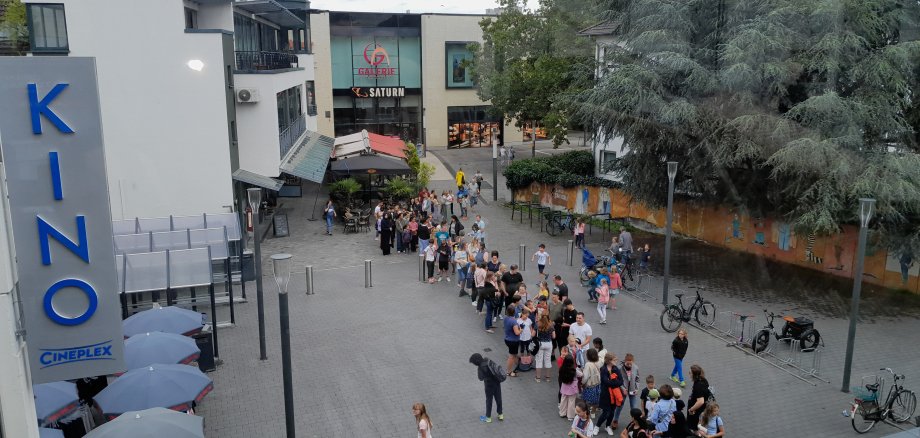 Lange Schlange vorm Cineplex in Troisdorf