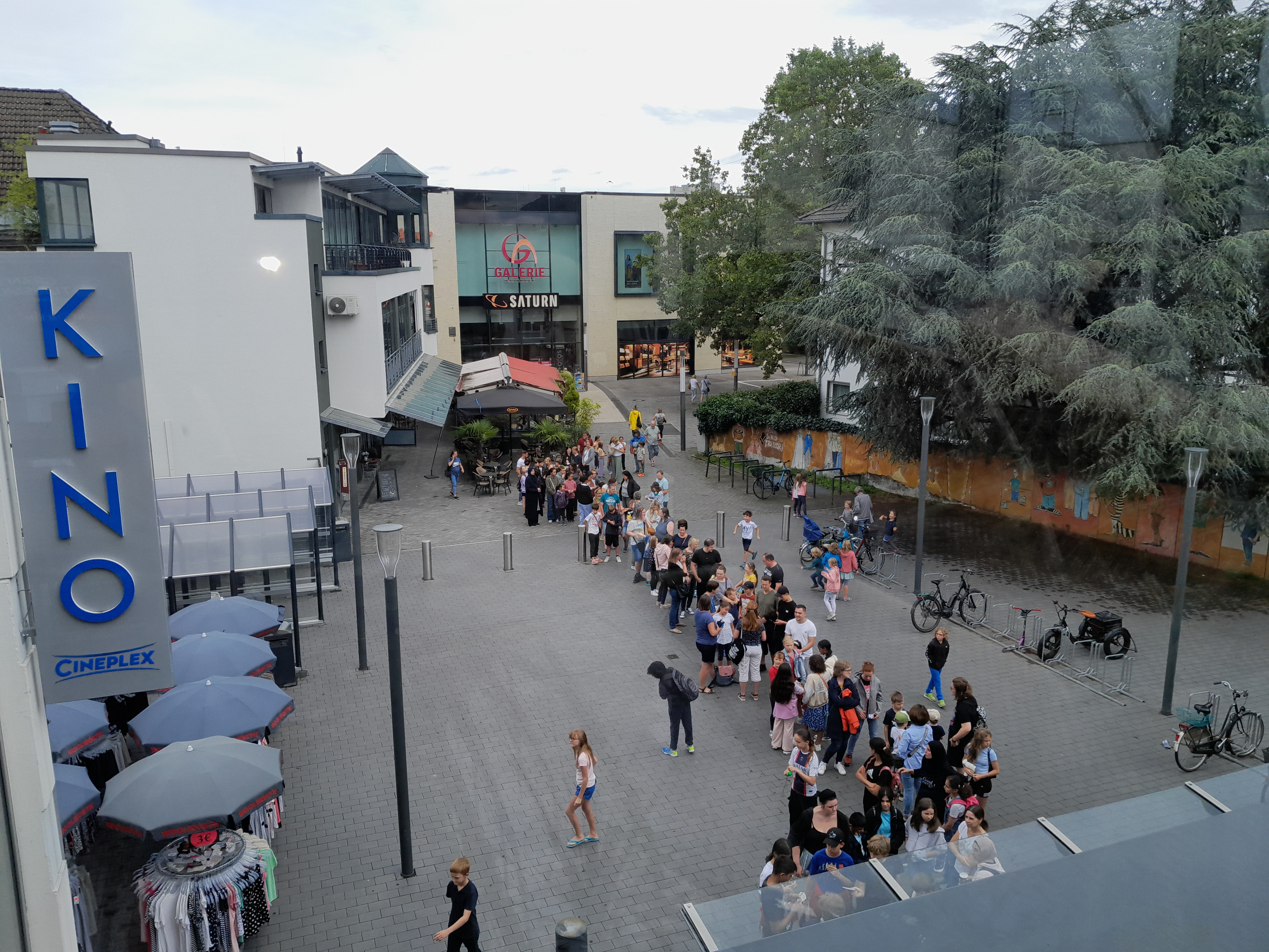 Lange Schlange vorm Cineplex in Troisdorf
